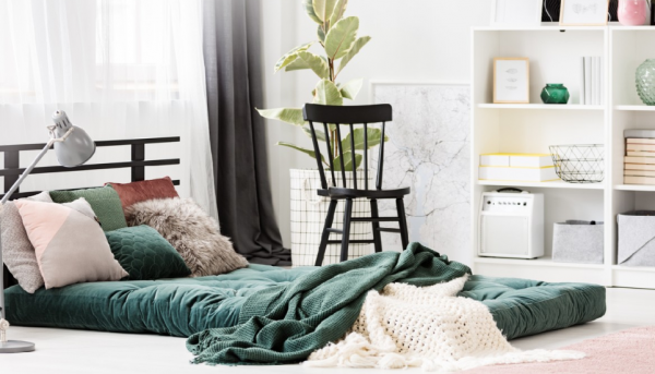 Kamar tidur dengan pemilihan furnitur minimalis dan multifungsi